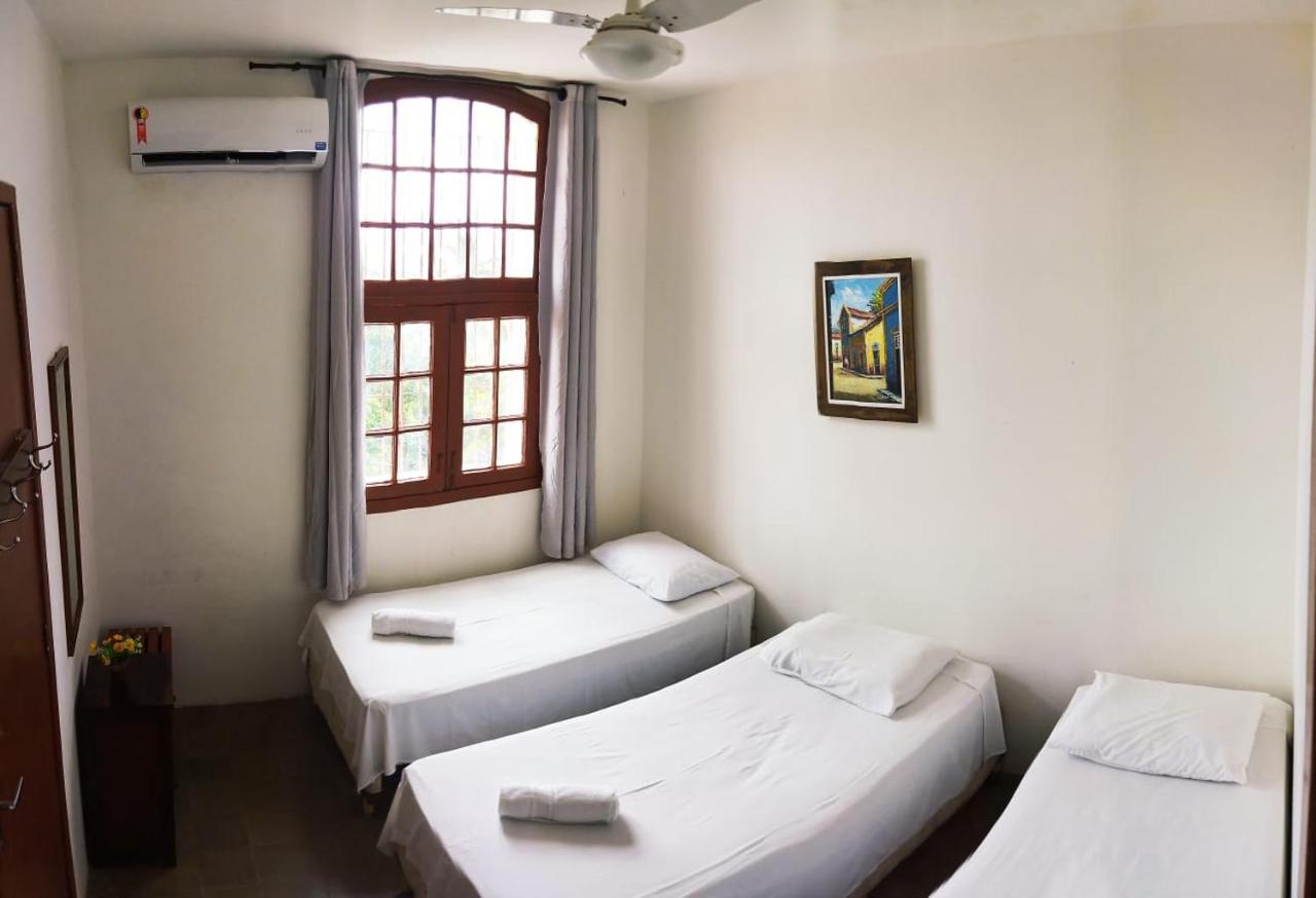 Quarto Triplo com Banheiro Privativo